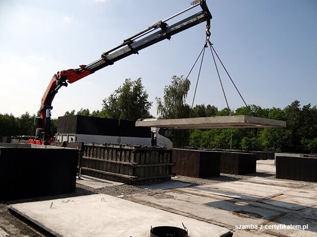 Załadunek szczelnego szamba betonowego do transportu  w Łowiczu